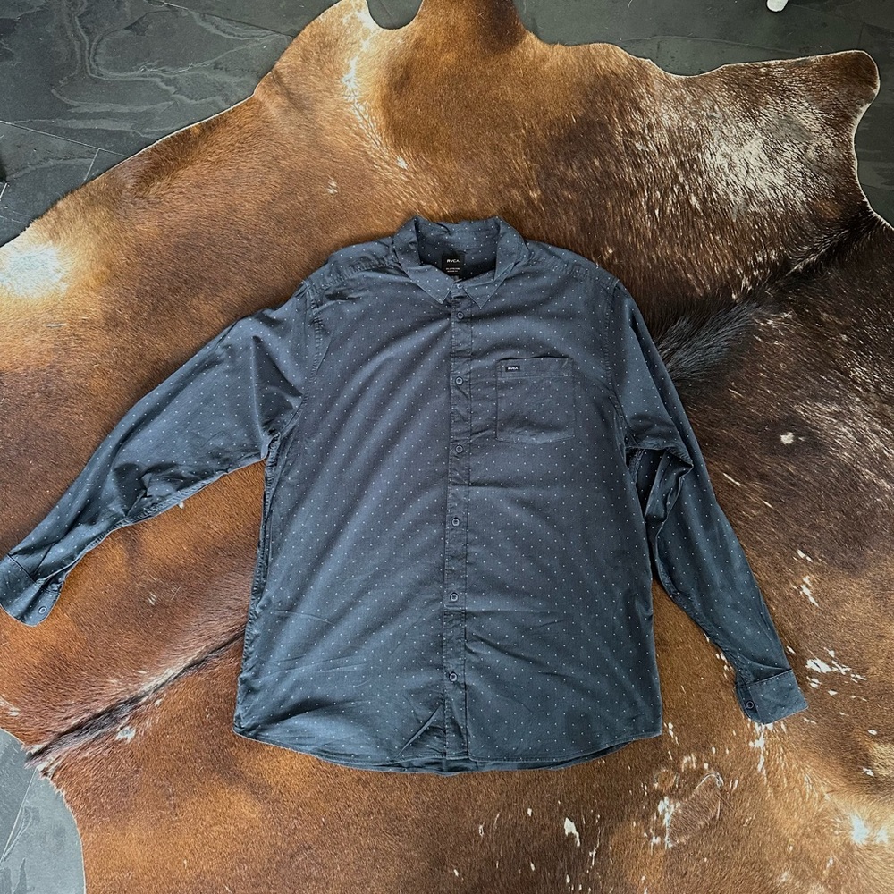 Men’s RVCA detailed button down long sleeve! Great condition.